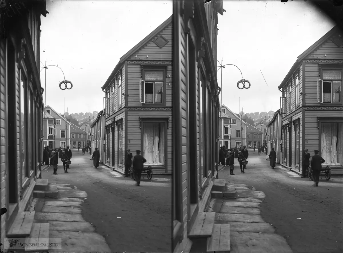 Storgata sett vestover fra Schistadgården, til høyre Aandahl, lenger borte i gata ser vi Breckegården og S.Pettersson.