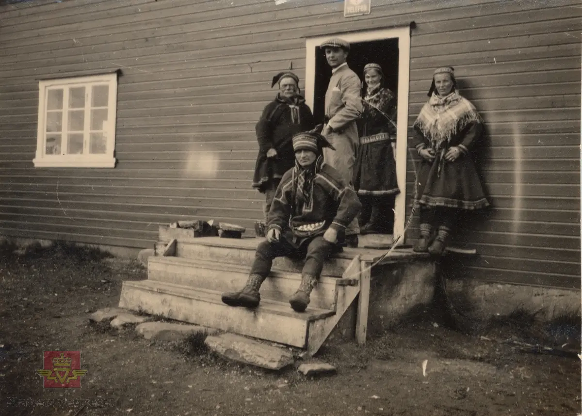 Tekst bakpå bildet: "Avskjed med Kirsten og de andre på Biggeluobal." 
Beltebilekspedisjon med Citroën Kegresse beltebil på Finnmarksvidda sommeren 1930. Prøvekjøring og demonstrasjon med Citroën Kegresse halvbeltebil. 
Gjengitt fra artikkel Nr. 8-1930: "Ekspedisjonens deltagere som reiste 30. juli fra Bosekopp bestod da av: Sjefen for Alta bataljon, kaptein Lørdahl, postmester Sørensen, Hammerfest, postmester Skjølberg, Alta, ingeniør Hofseth ved det norske veivesen, advokat Borchgrevink, Oslo, direktør Chaumont, fransk-norsk handelskammer, filmfotograf Tønsberg, journalist Bjørseth, "Aftenposten", mekaniker Costa samt forfatteren."
Opplysninger fra informant 23.10.2020: "Det er et skilt over døra på bildet som viser: "Telefon"  Det var vel ingen telefonsentral der, men en såkalt talestasjon som Telegrafverket kalte det for.  Dvs. at de hadde plikt til å låne ut telefonen sin, da mot betaling selvfølgelig, samtalens kostnad og et lite tillegg for utlån som eieren fikk. Informanten har en telefonkatalog for 1960, da var Biggeluobal tilknyttet Masi manuelle telefonsentral."

 Bilde 2) Helside i album "Snebrøyting og sneskjermer." 

Se vedlegg i Nedlastinger lenger ned på siden. 
Ref. til "Meddelelser fra Veidirektøren", Nr. 8-1930. "Beltebilekspedisjonen fra Nordishavet til Karesuando i Nord-Sverige sommeren 1930", av direktør Edv. Vethe. 
Ref. til "Meddelelser fra Veidirektøren", Nr. 10-1930. "Med Beltebil fra Alta til Kiruna", av avdelingsingeniør H. Hofseth.