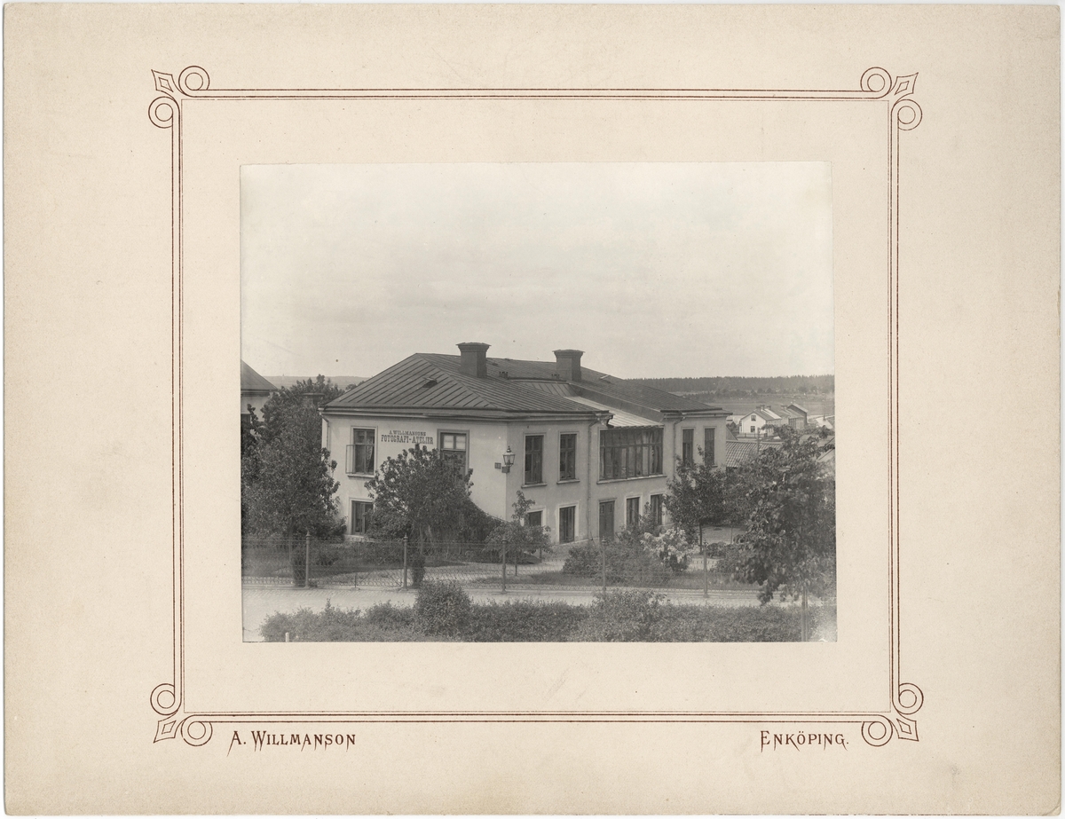 "A. Willmansons Fotografi-Atelier", Kyrkogatan 10, Enköping, sett från öster.