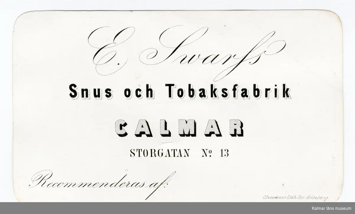 KLM 39502:111. Visitkort. 4 stycken. Av vitt papper. Svart text: E. Swarss Snus och Tobaksfabrik CALMAR Storgatan No 13. Recommenderas af: