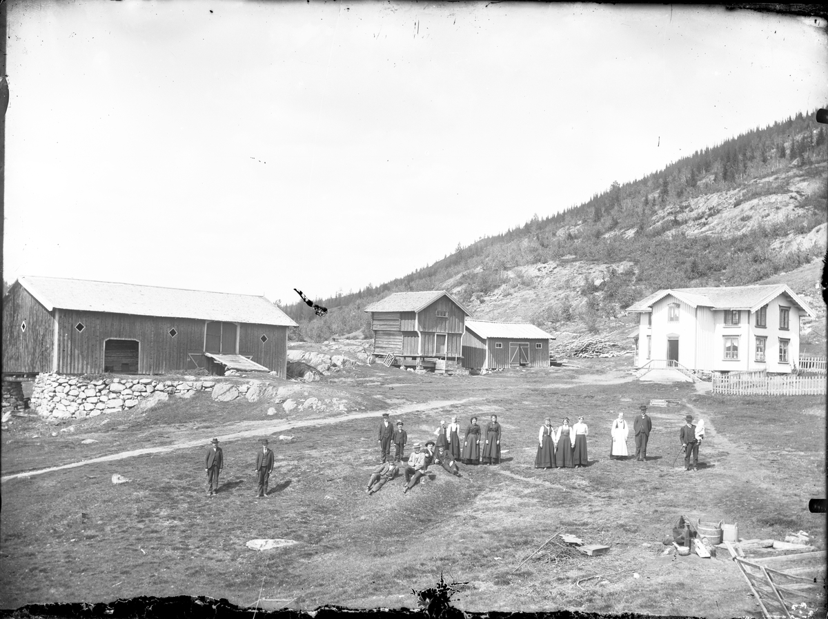 Avbildet sted, Uppigard Ofte i Høydalsmo.

Fotosamling etter Øystein O. Kaasa. (1877-1923). Gårdsbebyggelse. Født i Bø i Telemark på husmannsplassen Kåsa under Vreim. Han gikk først i lære som møbelsnekker, forsøkte seg senere som anleggsarbeider og startet etterhvert Solberg Fotoatelie i Seljord, (1901-1923). Giftet seg i 1920 med Sigrid Pettersen fra Stavern. Han ble av mange kalt "Telemarksfotografen".
Kaasa fikk to sønner Olav Fritjof (1921-1987) og Erling Hartmann f 1923. Olav Fritjof ble fotograf som sin far, og drev Solberg Foto i Staven 1949, Sarpsborg 1954 og Larvik fra 1960. Hans sønn igjen John Petter Solberg drev firmaet frem til 1990.