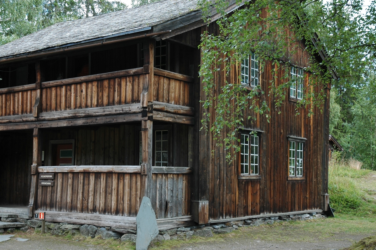 Bygning frå Øystre Slidre. Sannsynligvis satt opp 1670–80. Slik han framstår i dag, kan ein sjå både eit klassisistisk 1800-talseksteriør og ei eldre, tradisjonelt langsval. Det gamle innbuet er inntakt med framskåp, fatskåp, seng, bord, benkar og stølar - plassert på tradisjonell måte.