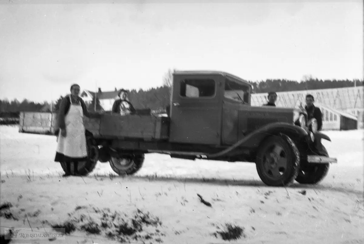 Solbakken gartneri..Bilen er av ukjent merke, ca. 1930-modell med norskbygd førerhus.