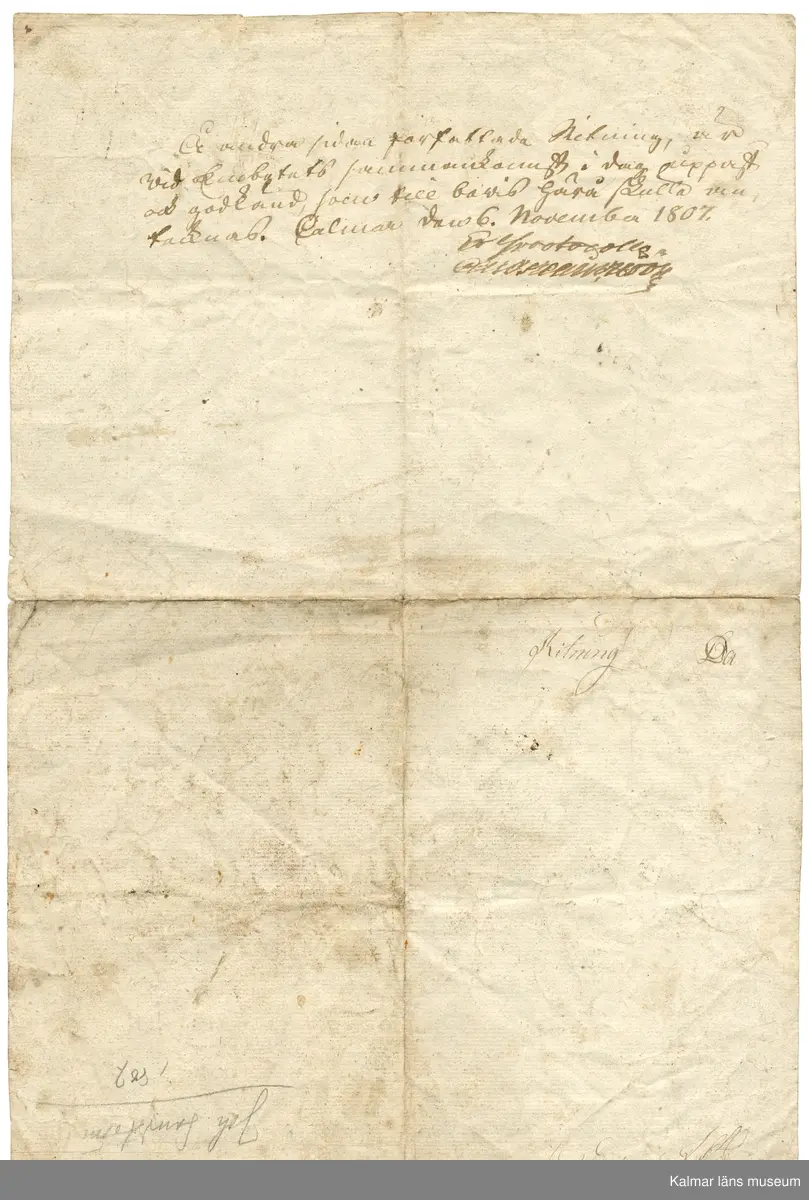KLM 45824. Ritning, av papper. Ritning över fastighet i Kalmar. Ritningen visar en fasad samt plan. på ritningen "Til Bruti Tak utgår 3500 stn Takpannor" Littera med förteckning: a Fönster, b Dörrar, d Dörr till glasskåp, e Dörr till ett Sals Skafferi el Skänk, f VindsTrappa, g Förstuge kontor, h Alkof, i Do, k säng Ställe. Samtlgia littera markerade på planritningen. På baksidan stpr antecknat "Å andra sidan författade Ritning är vid ämbetets sammankomst i dag uppvist och godkänd, som till bevis härå skulle nedtecknas. Calmar den 6 November 1807 ?protokolls ? Ytterligare ett antal mindre antecknignar. Mest framträdande är en senare blyertsanteckning som lyder Joh. Sandström 1807.