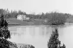 Fredkulla på Tjärholm i Sankt Anna gavs ett synnerligen ogenerat läge när det uppfördes 1908. Byggherre var Fredrik Alfred karlsson, kyrkvärd och tidigare inspektor vid Herrborum. Nu fick han ännu en titel som postföreståndare i och med att ett postkontor uppfördes på tomten, den lilla vita byggnaden till höger. Till hjälp vid posten hade han en tid sin fosterdotter Mariana Karlsson.