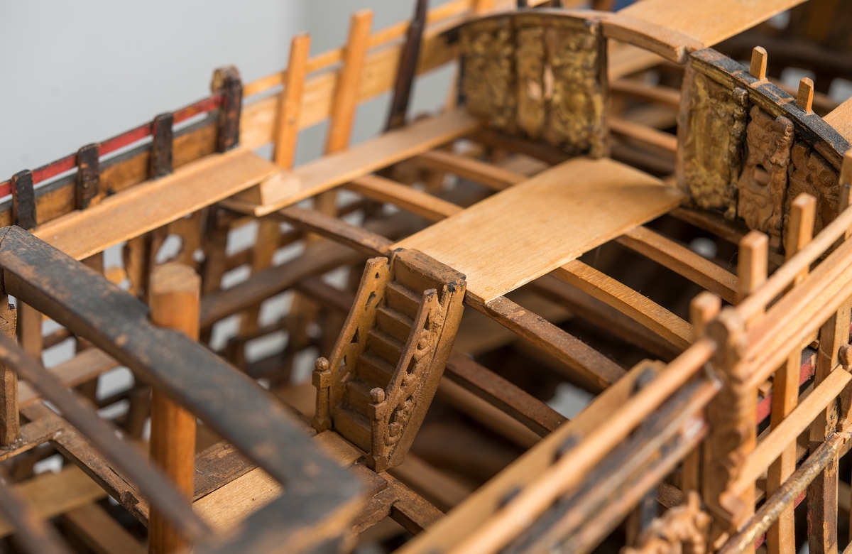 This unplanked model of a three-decker can be dated to c. 1660 and is one of the world's oldest models of a warship. Although not definitively identified, recent research links it to the Swedish ship *Riksäpplet*, designed by the English master shipwright Francis Sheldon and launched in 1661.     
The model was possibly made for Sheldon, who came to Sweden in 1659. He was one of a number of English shipwrights employed by the Swedish crown during the period. Previously, most Swedish warships had been built in the Dutch style.

From around 1660, the English Royal Navy’s administrators commissioned models that were accurately detailed and true to scale. These miniatures, which came to be called Navy or Admiralty Board models, had an unplanked lower hull to emphasise the shape of the underwater body. 

The model was restored by rear-admiral Jacob Hägg in the late 1890s. Missing parts have been reconstructed using lighter coloured wood.

3D model produced by Adam de Kaminski and Vasilis Haroupas for SMTM, 2023
