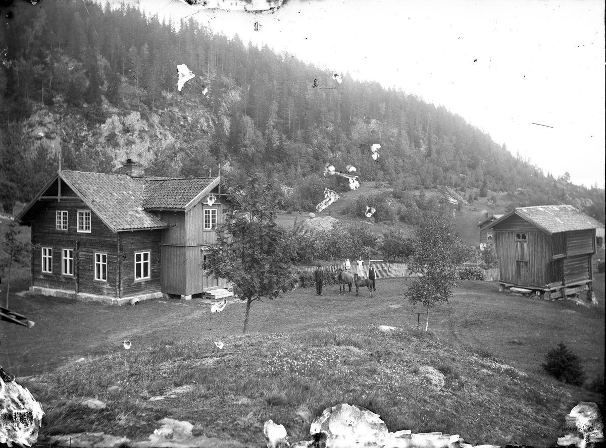 Fotosamling etter Øystein O. Kaasa. (1877-1923). Øverland på Seljordshei.
Født i Bø i Telemark på husmannsplassen Kåsa under Vreim. Han gikk først i lære som møbelsnekker, forsøkte seg senere som anleggsarbeider og startet etterhvert Solberg Fotoatelie i Seljord, (1901-1923). Giftet seg i 1920 med Sigrid Pettersen fra Stavern. Han ble av mange kalt "Telemarksfotografen".
Kaasa fikk to sønner Olav Fritjof (1921-1987) og Erling Hartmann f 1923. Olav Fritjof ble fotograf som sin far, og drev Solberg Foto i Staven 1949, Sarpsborg 1954 og Larvik fra 1960. Hans sønn igjen John Petter Solberg drev firmaet frem til 1990.