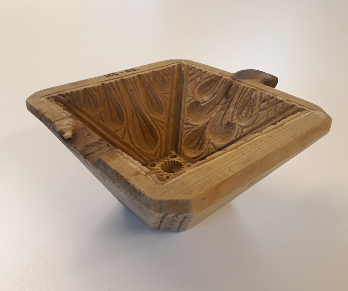 Bunn er falset og tappet til sidene. Bunn er skåret åttekantet konisk med flatskurd dekor og innskrift. Sidene er laget med negativ relieffskurd på innsiden.