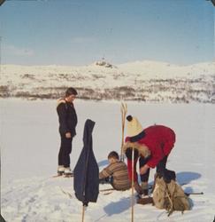 Tre personer gjør seg klar for skitur på Vollevatnet på Møss