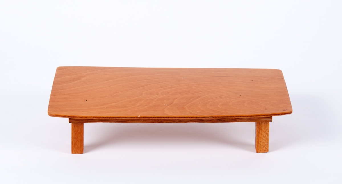 Dukkemøbler, sofa, bord og to stoler. Sofa og stoler er polstret og trukket med blomstret trekk. Bord av lakkert kryssfiner.