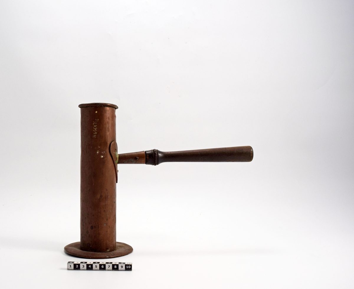 Kärl bestående av en cirkulär botten varpå en cylinderformad behållare är fäst, stansad med texten "BREMÖN". Hjärtformade fästen samt en sicksackskarv. På sidan sitter ett beslag varpå ett handtag av trä är fäst.