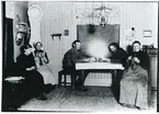 Norrby socken, Sala, Varmsätra.
Anders Olsgården. Familjen samlad, Början 1900-talet.