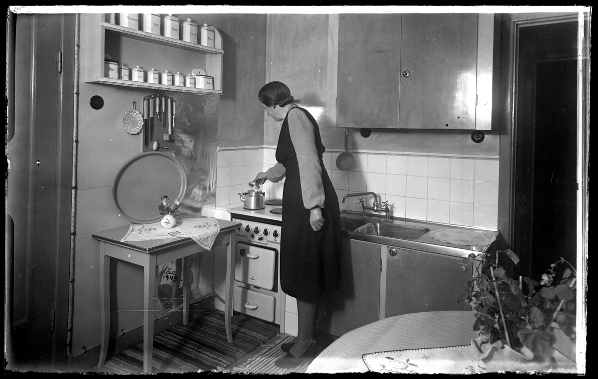 Kvinna kokar kaffe