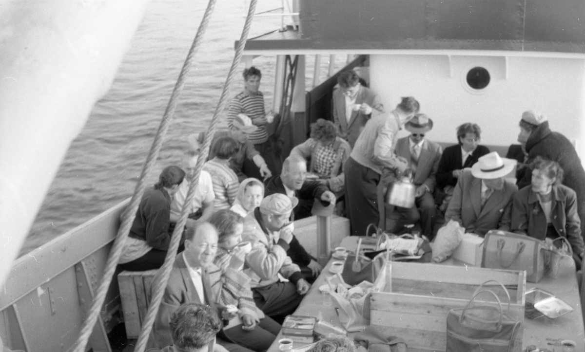 Gruppe på tur nyter mat og kaffe ombord på M/S "Kven".
