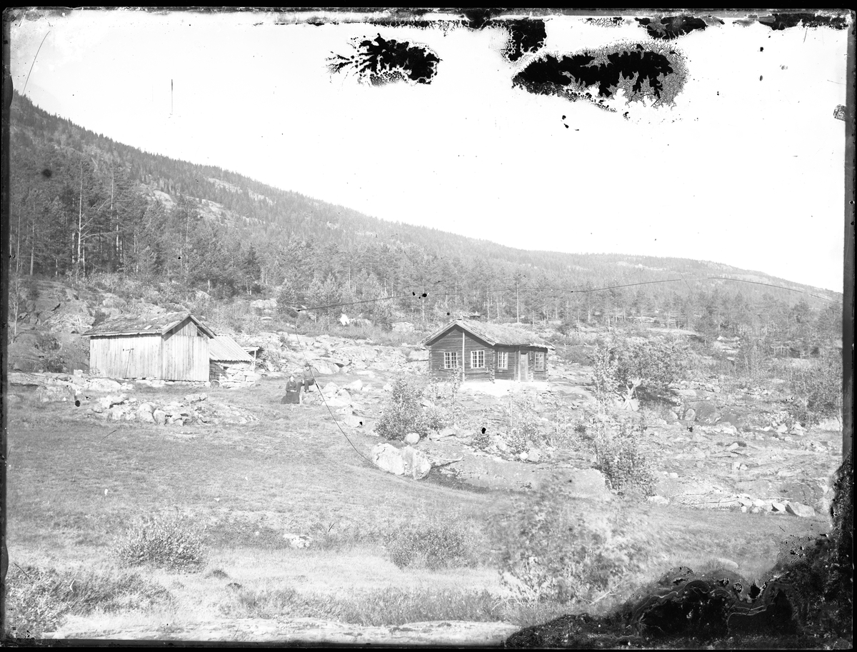 Fotosamling etter Øystein O. Kaasa. (1877-1923). 
Kaasa ble født i Bø i Telemark på husmannsplassen Kåsa under Vreim. Han gikk først i lære som møbelsnekker, forsøkte seg senere som anleggsarbeider og startet etterhvert Solberg Fotoatelie i Seljord, (1901-1923). Giftet seg i 1920 med Sigrid Pettersen fra Stavern. Han ble av mange kalt "Telemarksfotografen".
Kaasa fikk to sønner Olav Fritjof (1921-1987) og Erling Hartmann f 1923. Olav Fritjof ble fotograf som sin far, og drev Solberg Foto i Staven 1949, Sarpsborg 1954 og Larvik fra 1960. Hans sønn igjen John Petter Solberg drev firmaet frem til 1990. Motiv fra husmannsplassen Kaasa under Vreim gård, stedet der Øystein vokste opp. På tunet sitter Øystein Kaasa sine foreldre, Mari Aslaksdatter og Ole Østensen