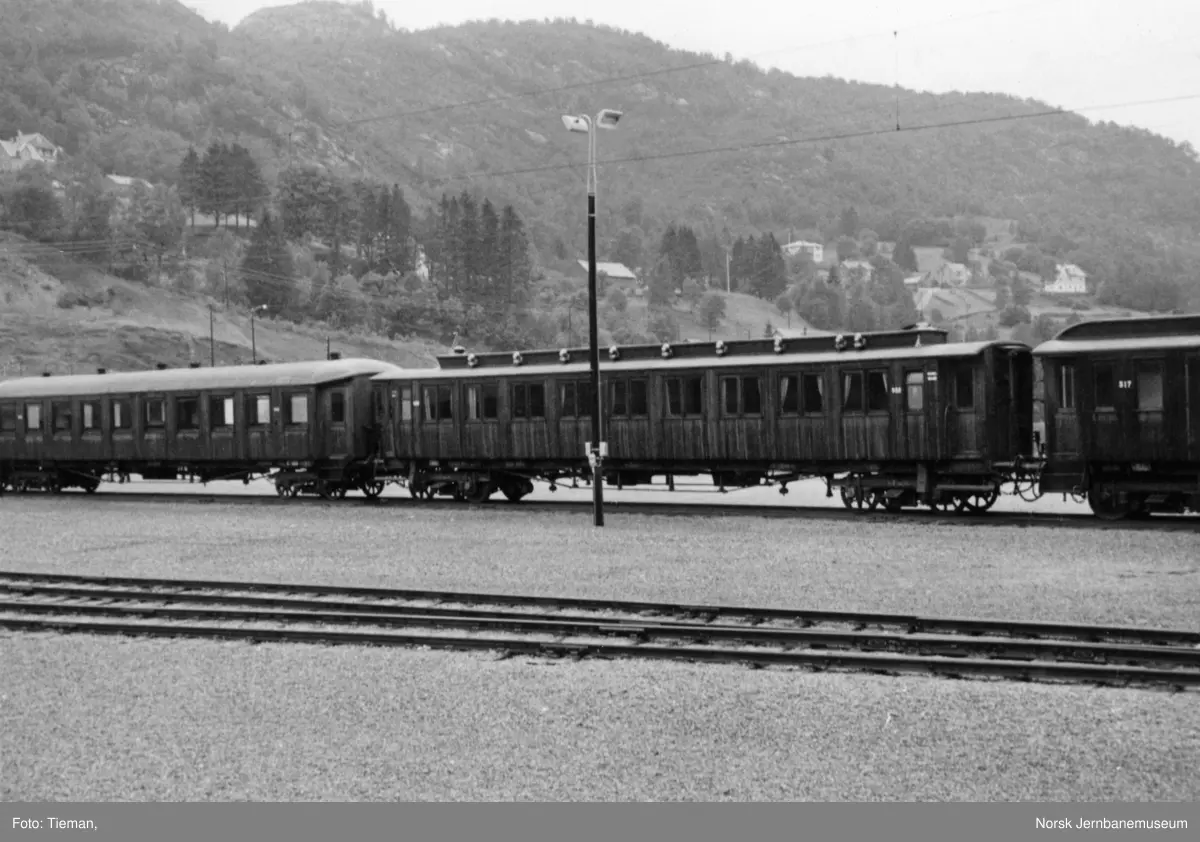Hensatte personvogner på Arna stasjon. Fra venstre litra Bo4b type 2 nr. 968, Bo2a type 2 nr. 932 og DFo-22 type 3 nr. 517