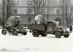 Strålkastare typ ZH 150, dragen av lastautomobil. Tillverkad av Svenska Instrument Aktiebolaget (SIA).

Ekipaget uppställt på Artillerigården vid Armémuseum.