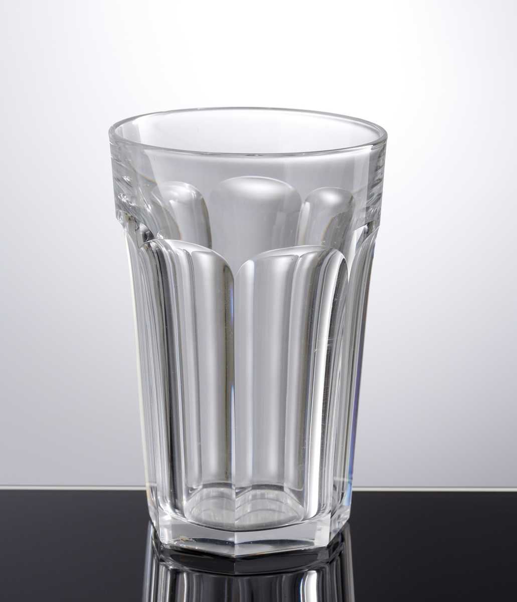 Dricksglas med slipade facetter runt om.