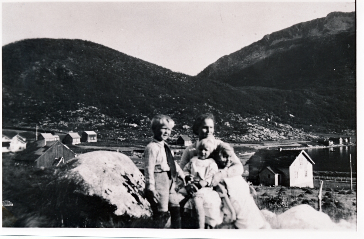 Hjørdis Brox, Medby i Torsken,  med tre av barna. Sommeren 1932.