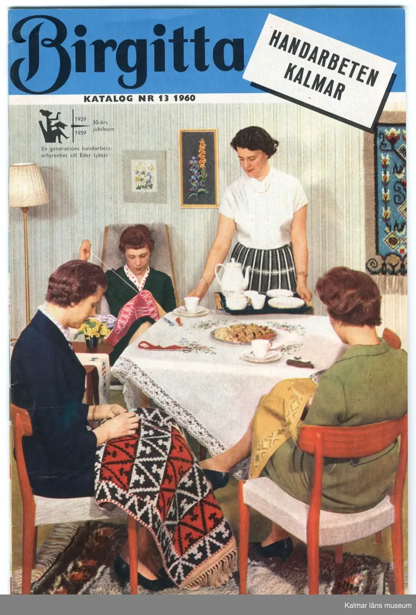 KLM 45581:1-3. Reklam, handarbetsreklam. 3 stycken.

:1. Produktkatalog för handarbetsaffären Birgitta i Kalmar, från 1960, 35 sidor.

:2. Beställningshäfte för produkter i handarbetsaffären Birgitta i Kalmar, från 1960.

:3. Kuvert, masskorsband.