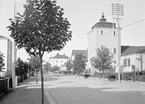 Parti av Östermalmsgatan i Motala 1930. Närmast till höger ses nuvarande Equmeniakyrkan, vid tiden kallat Kapellet.