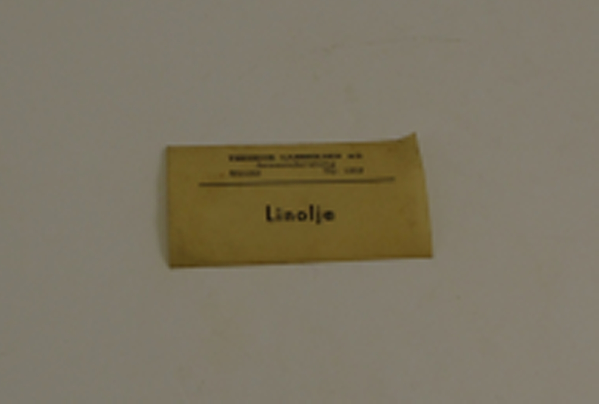 Hvit merkelapp til å klistre på flasker med linolje