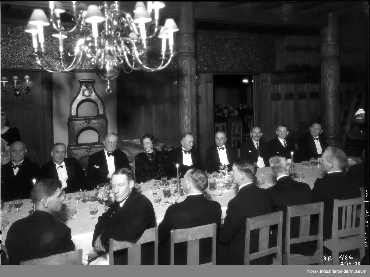 25. års jubilanter Notodden Salpeterfabrikk. Middag på Administrasjonsboligen.