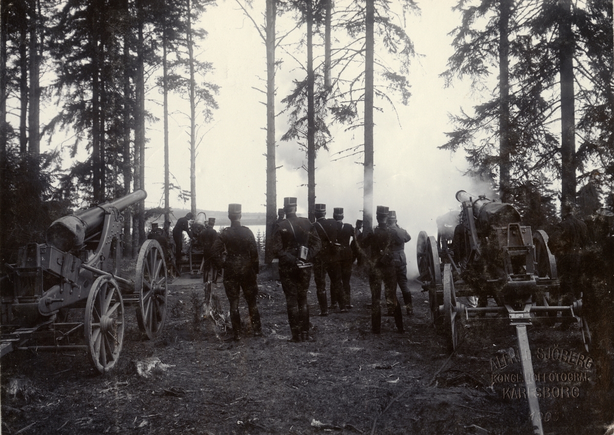 Skjutövning vid sjö.