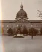 Artillerigården med Poltavamonument framför Armémuseum i Stockholm, Hedvig Eleonora kyrka i bakgrunden.