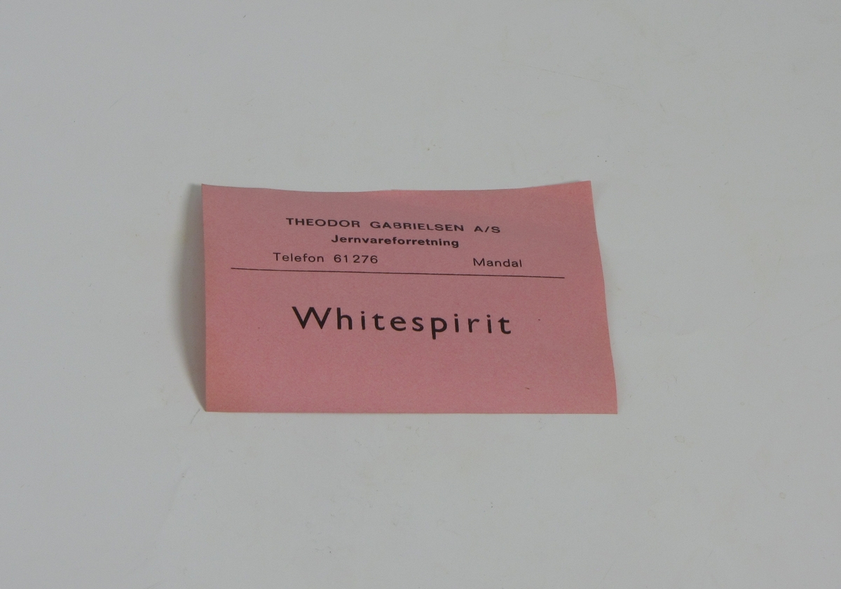 Fire merkelapper til å klistre på flasker med whitespirit. Alle har hovedoverskrift med virksomhetens navn og telefonnummer ("Theodor Gabrielsen A/S Jernvarehandel"), telefonnummer er ulikt på merkelappene, og også stavemåte på produktet, se under:

A: Rosa merkelapp (8,6x6,4 cm)
Telefon 61276
Tekst: "Whitespirit"

B: Rosa merkelapp (10x5,5 cm)
Telefon 61276
Tekst: "Whitespirit"

C: Hvit merkelapp (9,5x5,5 cm)
Telefon 1063
Tekst: "White Sprit"

D: Hvit merkelapp (8,8x5,1 cm)
Telefon 1063
Tekst: "Hvitesprite."
