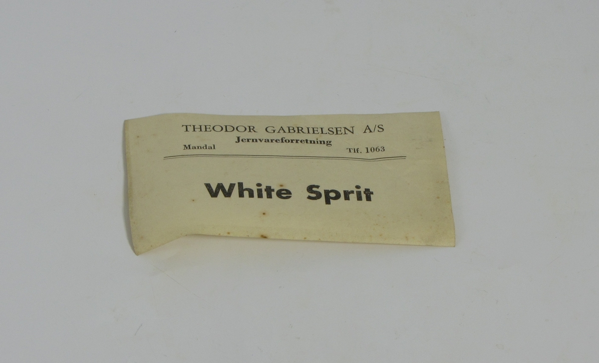 Fire merkelapper til å klistre på flasker med whitespirit. Alle har hovedoverskrift med virksomhetens navn og telefonnummer ("Theodor Gabrielsen A/S Jernvarehandel"), telefonnummer er ulikt på merkelappene, og også stavemåte på produktet, se under:

A: Rosa merkelapp (8,6x6,4 cm)
Telefon 61276
Tekst: "Whitespirit"

B: Rosa merkelapp (10x5,5 cm)
Telefon 61276
Tekst: "Whitespirit"

C: Hvit merkelapp (9,5x5,5 cm)
Telefon 1063
Tekst: "White Sprit"

D: Hvit merkelapp (8,8x5,1 cm)
Telefon 1063
Tekst: "Hvitesprite."