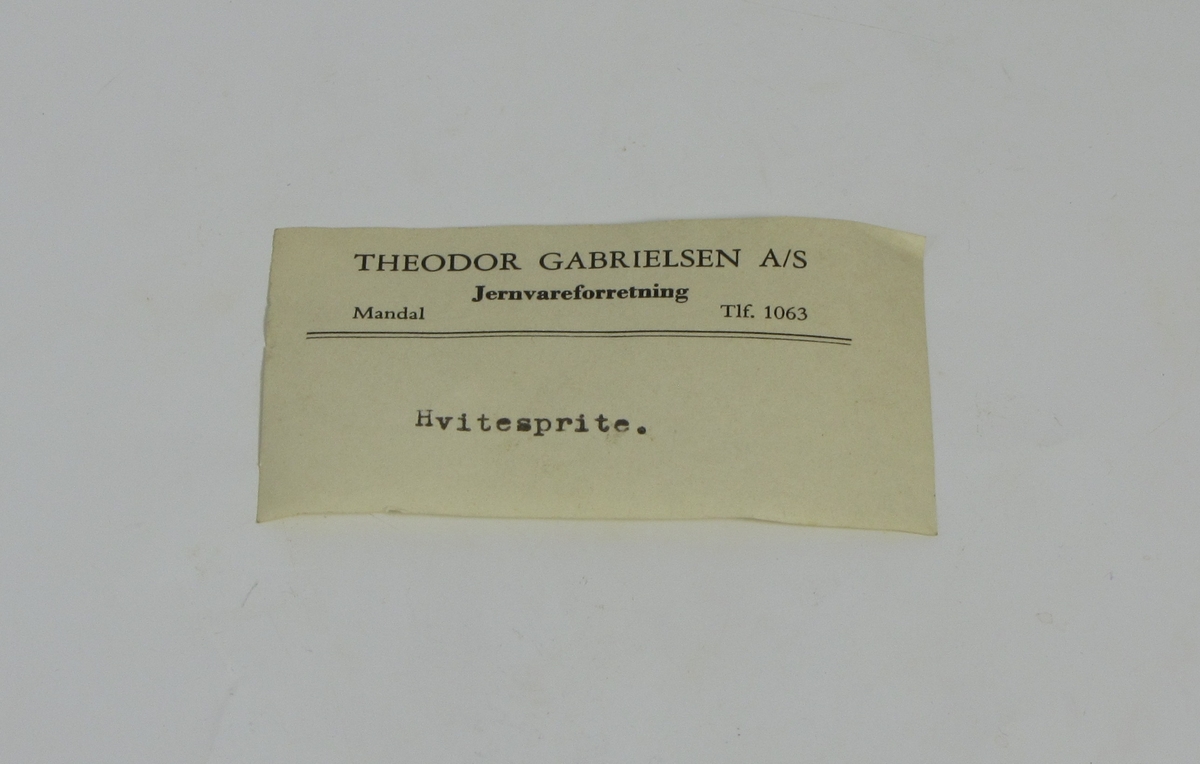 Fire merkelapper til å klistre på flasker med whitespirit. Alle har hovedoverskrift med virksomhetens navn og telefonnummer ("Theodor Gabrielsen A/S Jernvarehandel"), telefonnummer er ulikt på merkelappene, og også stavemåte på produktet, se under:

A: Rosa merkelapp (8,6x6,4 cm)
Telefon 61276
Tekst: "Whitespirit"

B: Rosa merkelapp (10x5,5 cm)
Telefon 61276
Tekst: "Whitespirit"

C: Hvit merkelapp (9,5x5,5 cm)
Telefon 1063
Tekst: "White Sprit"

D: Hvit merkelapp (8,8x5,1 cm)
Telefon 1063
Tekst: "Hvitesprite."