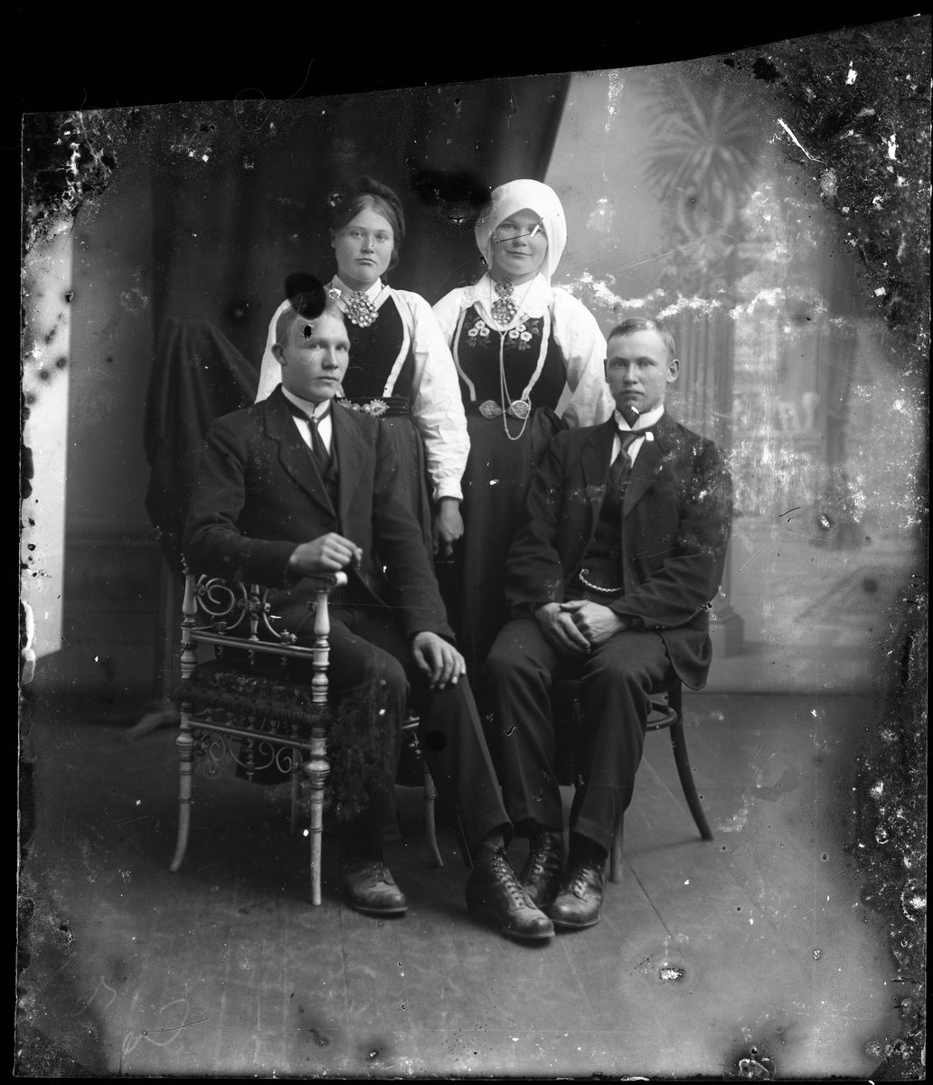 Fotosamling etter Øystein O. Kaasa. (1877-1923). Gruppeportrett.
Kaasa ble født i Bø i Telemark på husmannsplassen Kåsa under Vreim. Han gikk først i lære som møbelsnekker, forsøkte seg senere som anleggsarbeider og startet etterhvert Solberg Fotoatelie i Seljord, (1901-1923). Giftet seg i 1920 med Sigrid Pettersen fra Stavern. Han ble av mange kalt "Telemarksfotografen".
Kaasa fikk to sønner Olav Fritjof (1921-1987) og Erling Hartmann f 1923. Olav Fritjof ble fotograf som sin far, og drev Solberg Foto i Staven 1949, Sarpsborg 1954 og Larvik fra 1960. Hans sønn igjen John Petter Solberg drev firmaet frem til 1990.