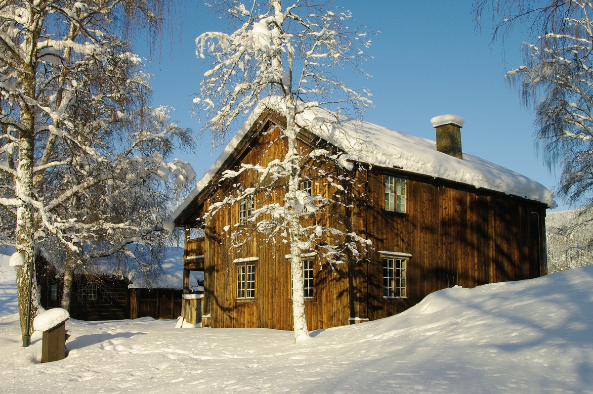 Bygning frå Øystre Slidre. Sannsynligvis satt opp 1670–80. Slik han framstår i dag, kan ein sjå både eit klassisistisk 1800-talseksteriør og ei eldre, tradisjonelt langsval. Det gamle innbuet er inntakt med framskåp, fatskåp, seng, bord, benkar og stølar - plassert på tradisjonell måte.