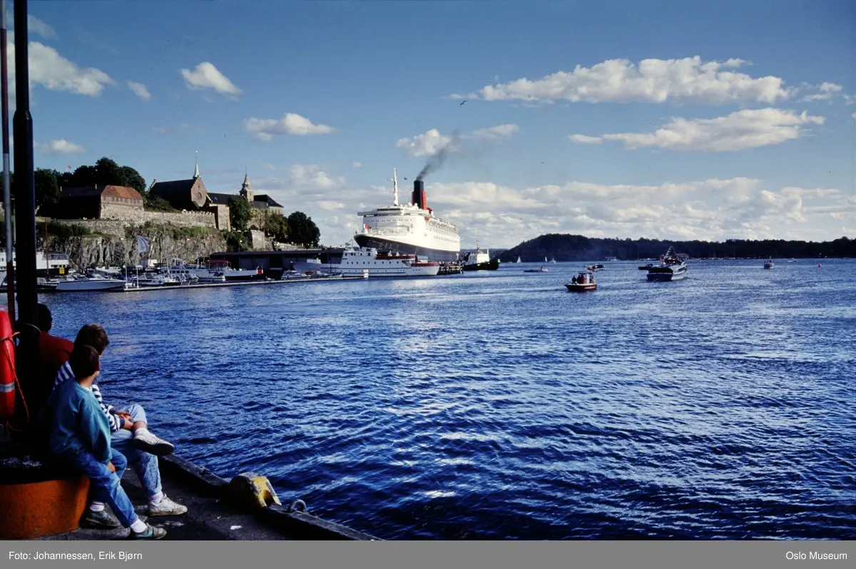 brygge, mennesker, fjord, havn, cruiseskip MS Queen Elizabeth II, båter, Akershus festning