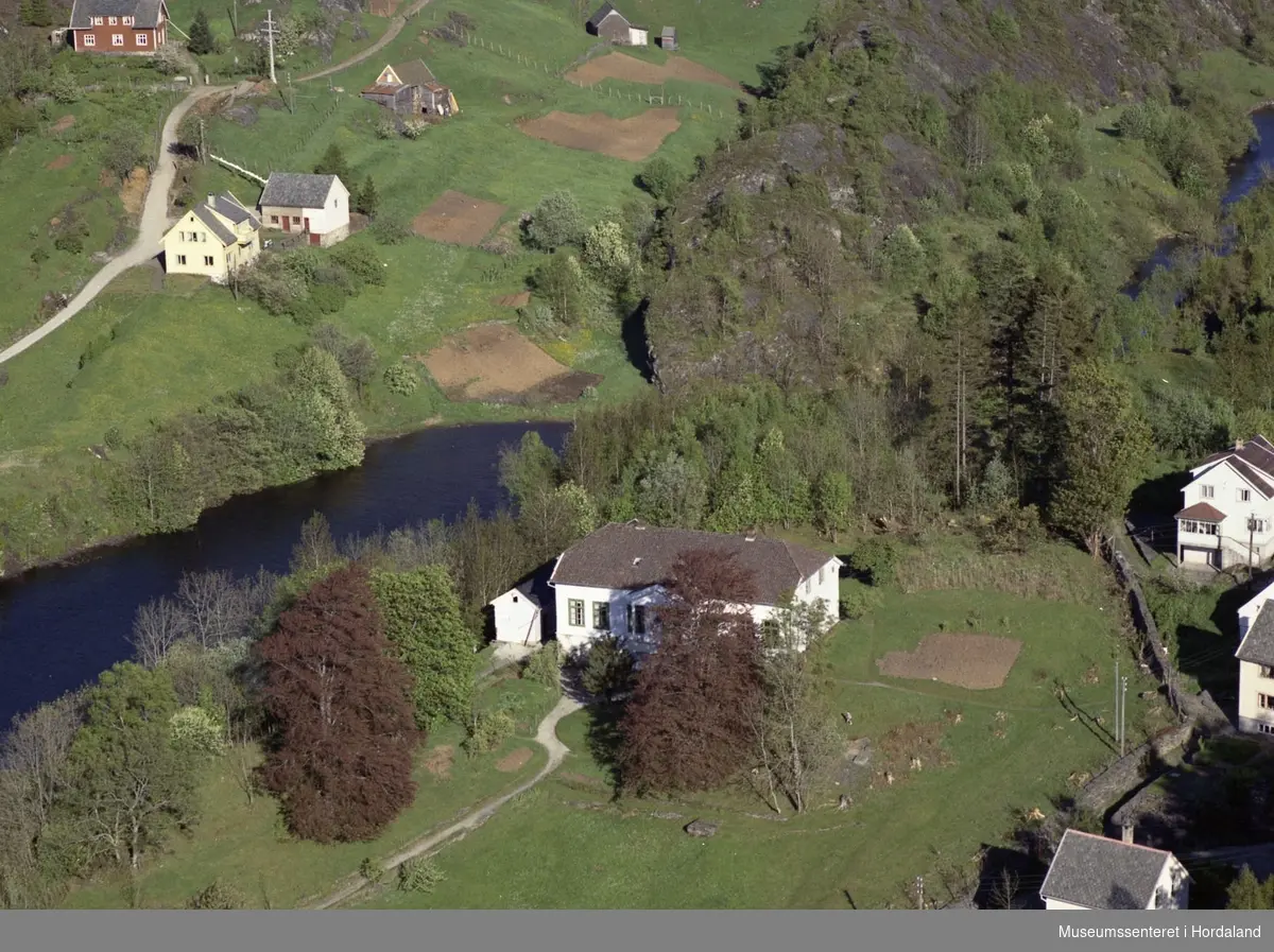 Fjordslottet i landleg natur