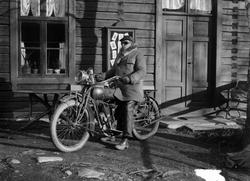 Mann på motorsykkel merke Indian utenfor Fronheim på Vinstra