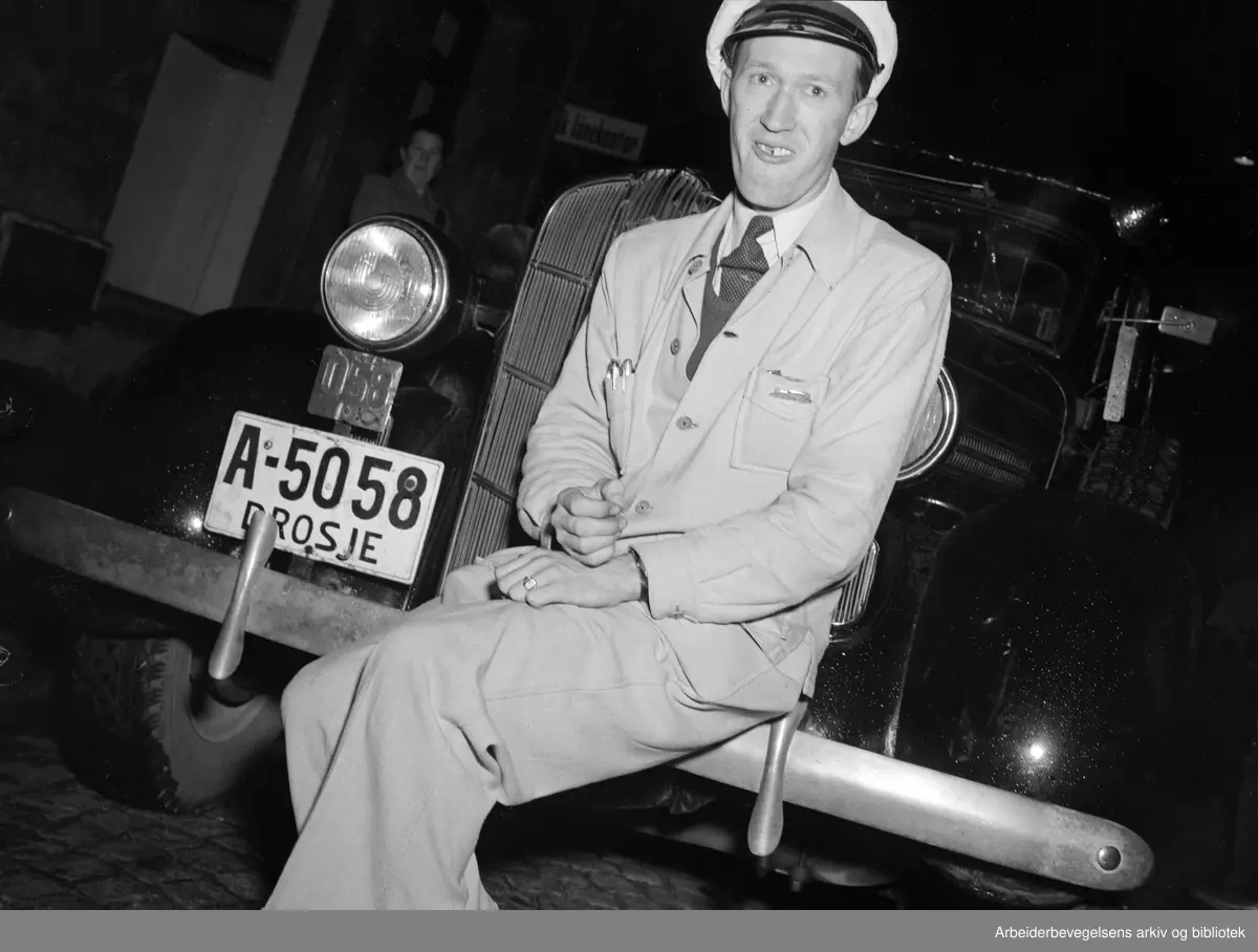 Spareskillingsbanken på Briskeby ranet. Drosjesjåfør Jacob Gjertsen hadde ransmannen som passasjer i bilen. September 1950.