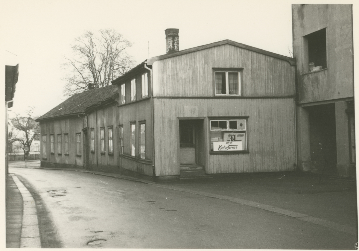 Bilde 1:
Storgata 23, 25 og 27.
Fotograf har stått i Storgata.
Detaljer:	Nummer 23 i front, deretter 25 og 27. Byens første "rundkjøring" i enden. Vi skimter den nye nummer 25 til høyre.
Historikk: Alle trebygningene ble revet litt forskjellig mot slutten av 1960. Parkbygningen ble bygget på deler av disse eiendommene.
Mulig avisavtale.

Bilde 2-3:
Detalj, dør.
Fotograf har stått i front av døren.
Detaljer:	Hovedinngang (bilde 2), sideinngang (bilde 3), Maxegården, Storgata 24.
Historikk: Bygningen ble oppført før 1786. Eiendommen er fredet i dag.		

Bilde 4:
Fotograf har stått i krysset Kirkegata.
Detaljer:	Storgata nummer 26, Haffnergården.
Historikk: Postkontoret var her i 1830. Bygningen er fredet i dag.

Bilde 5:
Fotograf har stått i Storgata.
Detaljer:	Venstre side: nummer 25, 23, 21 og 19 (gamle numre). Høyre side: nummer 24, 22 og 20 (nye numre).
Historikk: Alle bygninger på venstre side er revet i dag til fordel for Parkteateret og boligblokker. Alle på høyre side er fredet. 

Bilde 6:
Fotograf har stått i Storgata.
Detaljer:	Venstre side: nummer 21 og 19 (gamle numre).
Historikk: Bygninger på venstre side er revet i dag til fordel for Parkteateret og boligblokker. 