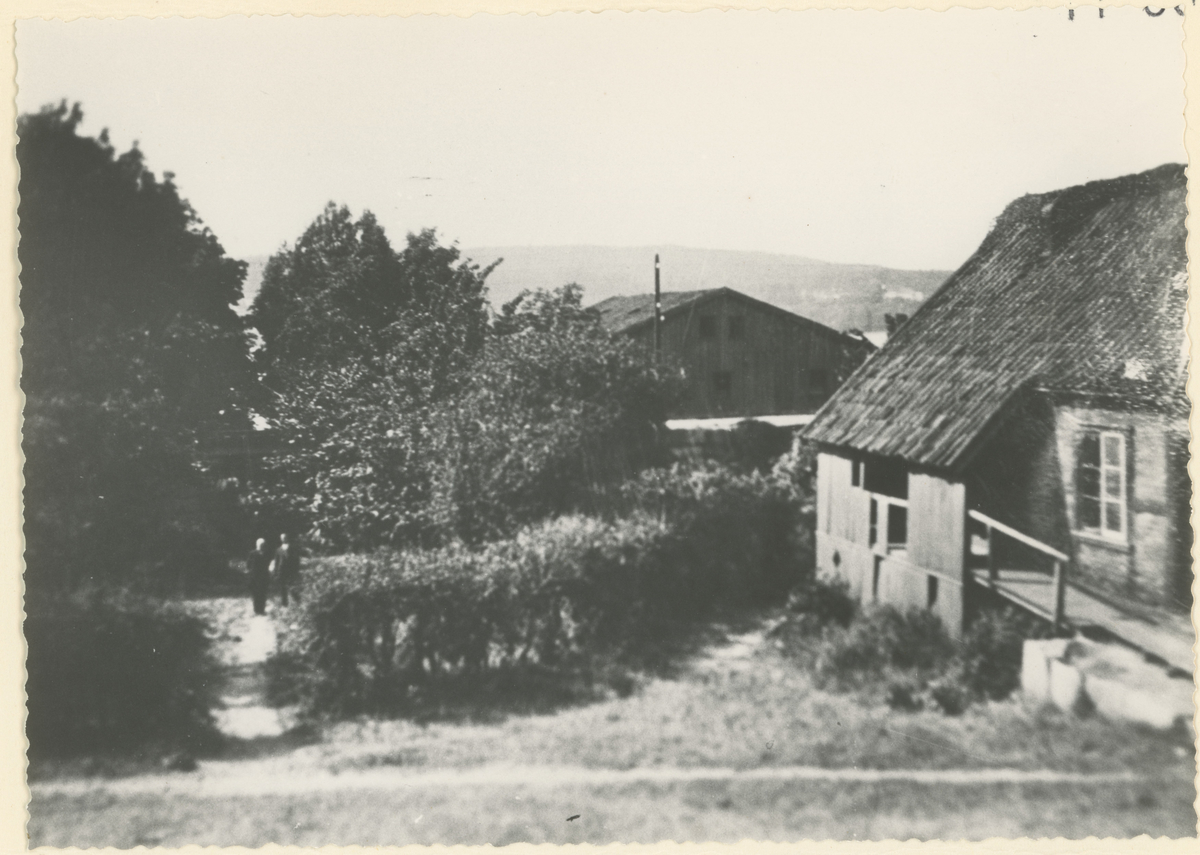 Tre (nesten) like bilder. Før 1915.

Fotograf har stått i hagen på eiendommen til H. A. Reinert.
Detaljer:	To menn i hagen (Trolig Ingaard Sundt og Robert Rafn som kjøpte eiendommen), hage, jernbanen og litt av Reinertbrygga.
Historikk: Familien Reinert solgte til Sundt og Rafn som bygget Værne Kloster melkefabrikk. Denne gikk konkurs og Noblikk flyttet inn. Senere ble det et kjøpesenter og i dag er det gjort om til en boligblokk.