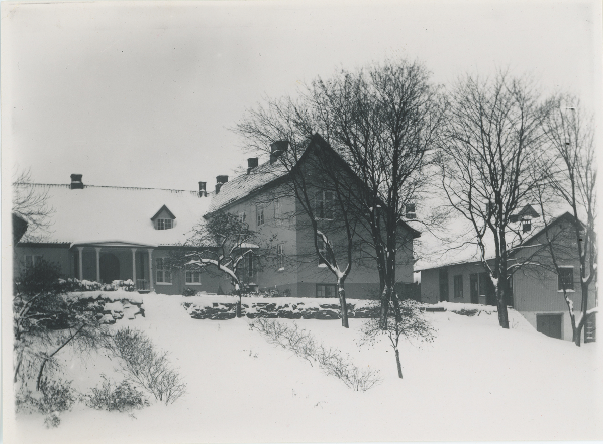 1960-tallet.
Fotograf har stått i hagen til Storgata 20.
Detaljer:	Gården er kjent som Chrystiegården; Vogtegården og H. B. Petersons bolig i dag. 
Historikk: Oppført i 1794. Fredet siden 1923. Moss Klub og Balseskab har hatt klubblokale der siden 1976. Fungerte som rådhus i 1858 - 1861.