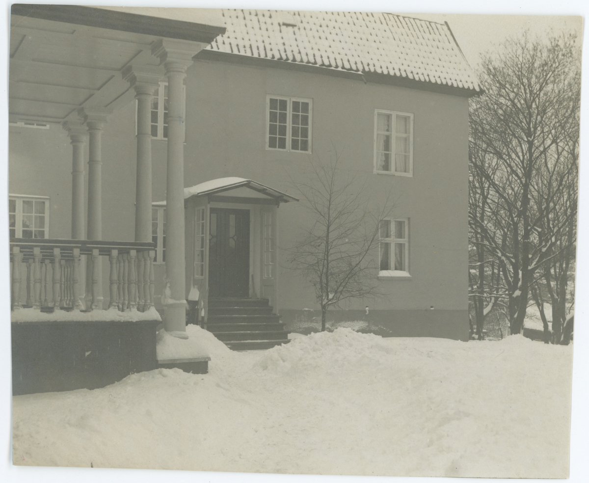 1960-tallet.
Fotograf har stått i hagen til Storgata 20.
Detaljer:	Gården er kjent som Chrystiegården; Vogtegården og H. B. Petersons bolig i dag. 
Historikk: Oppført i 1794. Fredet siden 1923. Moss Klub og Balseskab har hatt klubblokale der siden 1976. Fungerte som rådhus i 1858 - 1861.
