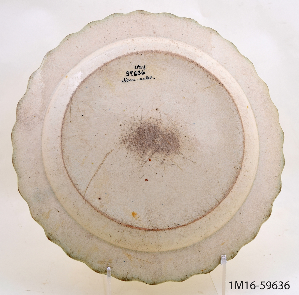 Tallrik, flat, med vågformad, grön kant. Kantdekoren kallas snäck-kant, ("shell edge").