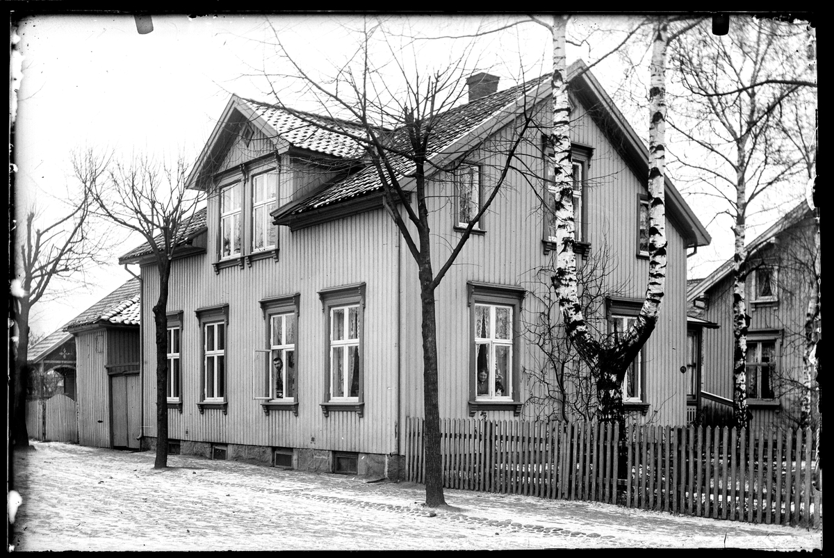 Svaebakken 14 i Moss, tidligere gateadresse Fridtjof Nansens gate 12 b i Moss. Nabohuset til venstre er med på  bilde nr. MBIF.2000.014-039, det er Fridtjof Nansens gate 12.  Bekreftet at Svaebakken 14, lå mellom bygning på  bilde 039 og Vogtsgate.
Se side 138 i "Moss som den var" 2. utgave