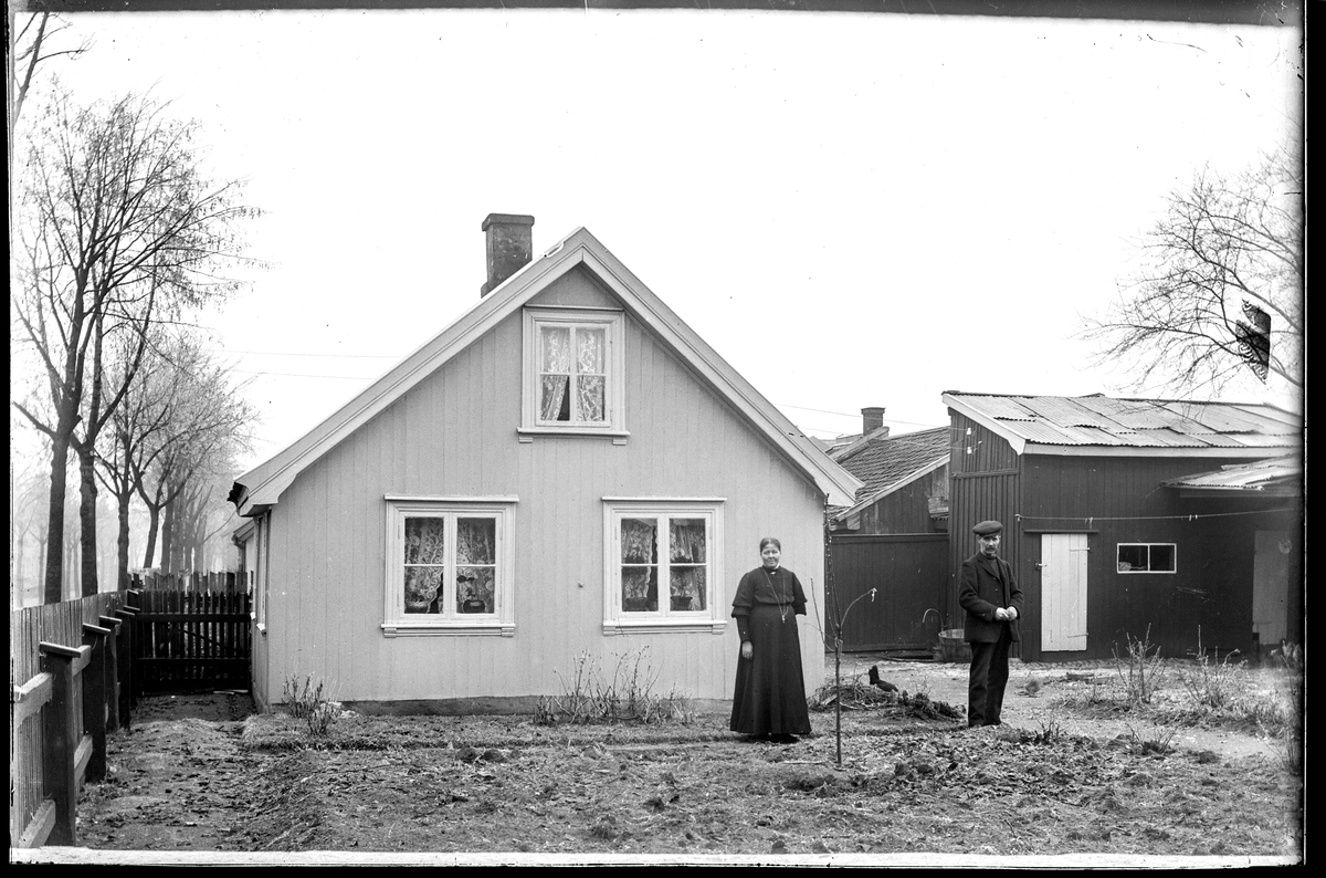 Antatt Klostergata 40 i Moss, gammel adresse var Klostergata 36.. Revet/bygget om i nyere tid, dagens gateadresse derfor usikker. 
Kan dette være cellulosearbeider Johan Alfred Larsen f. 1859 i Sverige  og kona Betzy Konstanse Larsen f. 1860  i Moss? (Folketelling Moss 1914).
"Tror at bilde av Klostergt.36 hadde nr. 40 . Der bodde det en gammel dame som het Hilda Larsen som var veldig glad i katter. Min tante, Marie Jacobsen drev kolonialbutikk i nr. 42. Selv bodde jeg i Klommestensgt 29 hvor min morfar Fredrik Olsen hadde slakteri tidlig på 1900- tallet.