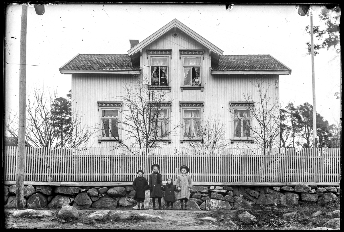Jordmor Eriksens vei 26 gateparti i Moss. Antakelig er dette dagens Jordmor Eriksens vei 26, gammelt husnummer altså ukjent. Fasaden er endret en del, og bygget på. Men flere detaljer er like. Blant annet noen av steinene i muren i forkant av huset.
Tidligere hadde dette huset muligens Uliksborgveien 30 som adresse.