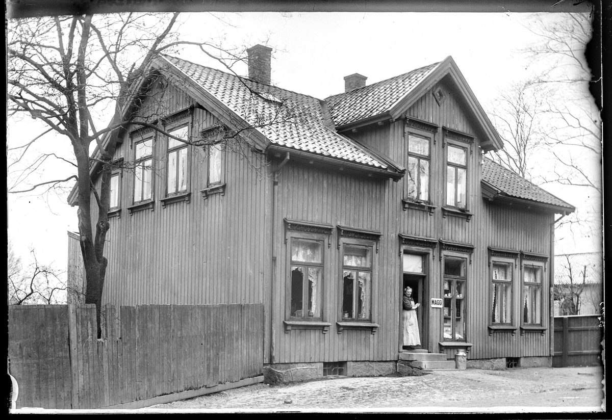Fleischers gate 12 Moss. Revet. 
Huset som ligger i bakkant på høyre side av bildet har kirkevinduer, noe som stemmer med Metodist kirken som ligger i Holteløkka.
Tidligere en del av eiendommen til Fleichers gate 4.