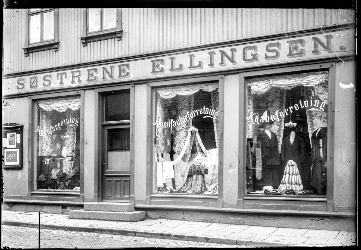 Dronningens gate 6, tidligere Dronningens gate 3. 
Søstrene Ellingsen. Modeforretning. Manufacturforretning, Kaabeforretning. 
Ifølge folketelling 1910 for Moss drevet av Helga Nicoline Ellingsen f. 1868 i Moss og søster Gunda Hansine Ellingsen f. 1871 i Moss (begge Mode- og Manufacturf.) med bosted Dronningens gate 3 i Moss. 
Til venstre for forretningsvindu utstillingsvindu et lite reklameskap for fotograf.
Gateadresse Dronningens gate 3  ifølge Adressebok for Fredrikshald, Fredrikstad, Moss, Sarpsborg 1911-12.

Annonse i Moss Socialdemokrat 1901: "Inga Caroline Ellingsen og Helga Nicoline Ellingsen, bopæl Dronningens gade 1, agter under firma Søstrene Ellingsen at drive handel hersteds.  osv.. Moss 19 mars 1901."

18. juni 1918, løsøreaksjon , Vaarli på Jeløy, se annonse Moss Socialdemokrat.
Firmaet slettet fra Handelsregisteret 19. mars 1923. Norsk Kundgjørelsestidende 12.01.1923.