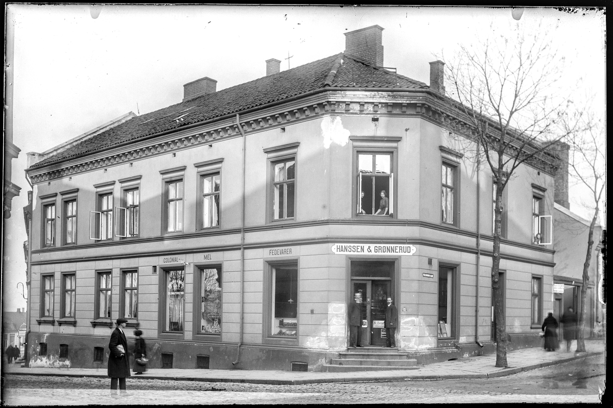 Kongens gate 32 på hjørnet av Wulfbergsgate i Moss. Hanssen & Grønneruds Colonialforretning. Colonial. Mel. Fedevarer.
Kjøpmann Lauritz Hanssen, f. 1862 i Drøbak, (Folketelling 1910 for Moss).Johan Grønnerud f. 1884 (?) (folketelling 1910 for Moss.
Siden "Standard A/S"
Gateadresse er Kongens gate 32 i Adressebok for Fredrikshald, Fredrikstad, Moss, Sarpsborg 1911-12.
Gårdens Eier Joh. Skistad f. 1859 i Hobøl, 8 leiligheter, Butikklokaler, verksted, 1 maler, 1 basar.
Møbelsnekker Olaf Kristian Olsen f. 1886 i Bø, Olava Larsen Holmen f. 1858 i Svinndal, innehaver av "basar/Kafeen".
Inger Larsen Holmen, f. 1849 i Svinndal, utleier værelse til losjerende. 
Karoline Arntsen Gusland f. 1885 i Rygge, serveringsdame Basar/Kafeen. 
Arkitekt Emanuel Thoring f. 1877 i Moss, Josefine Jerimiassen f. 1860 i Holmestrand, husholderske. 
Bokholder Jacob Gamborg Jensen f. 18569 i Moss og kona Elida Jacobsen f. 1867i Våler og tre barn deriblatn en sjømann.
Malermester Engebret Engebretsen f. 1883 i Våler med kona Marie f. 1887 i Moss , malersvenn Edvard Engebretsen f. 1892 i Råde, nåtlerske Maren Andreasen f. 1891 i Råde, mekaniker Hans Andreasen f. 1890 i Råde. 
Strykerske Mathilde Engebrethsen f. 1877 i Rygge, Anette Andersen Ekholt f. 1862 i Rygge. 
Sagmester Kristian August Hermansen f. 1880 i Moss, kona Astri Emilie Lagerta f. 1885 i Son og deres fire barn. 
Konduktør Johan Anton Karlsen f. 1877 på Kambo og kona handlende Anna Marie Karlsen f. 1882 i Våler og deres to barn og tjenestepike Johanne Andresen f. 1877 i Råde.