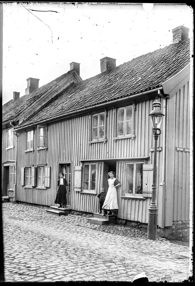 Kongens gate 7 i Moss, ved krysset til Henrich Gerners gate. 

Folketelling Moss 1914: 5 leiligheter med 19 hjemmehørende personer. 
Bryggearbeider Carl Simonsen f. 1846 i Halden og kona Maren f. 1855 i Rygge (driver småhandel), sønnen David Simonsen f. 1888 som var fyrbøter på dampskip, og datter Kirsten f. 1896., begge født i Moss.
Enke Ellen Marie Førland f. 1850 i Arendal, sønnen Ole Hjalmar Førland f. 1884, arbeider ved mekanisk verksted, sønnen Aage f. 1892 fyrbøter på dampskip, begge født i Moss.
Rengjøringskone Maren Anette Iversen f. 1864 i Råde, datter oljefabrikkarbeiderske Alma Iversen f. 1889 i Rygge, datter Martha f. 1901 i Moss, gråsteinsmurer Johan Albin Bengtson, f. 1874 i Moss.
Enke Caroline Karlsen f. 1862 i Moss, sønnen bøkkersvenn Karl Sigv. Karlsen f. 1882 i Moss, sønn cellulosearbeider Fredrik Karlsen f. 1891 i Moss.
Sekkelapperske Jutta Olsen f. 1865 i Moss, datter papirarbeiderske Gerda Olsen f. 1893 i Moss, datter Anna f. 1895 i Moss, malersvenn Carl Svendsen f. 1866 i Sverige.